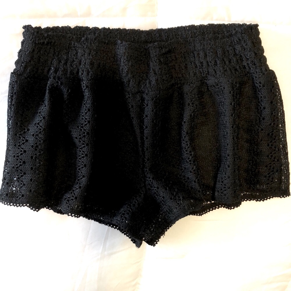 Shell Net Layered Like Polyester Shorts Med. - image 1